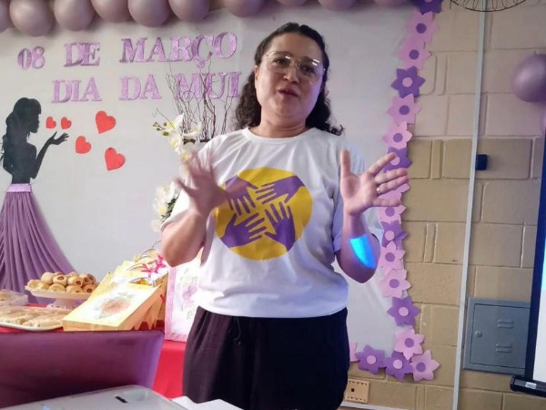 Ágatha palestra para familiares dos internos do presídio do Santa Maria